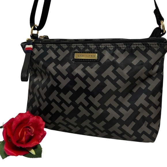 Tommy Hilfiger Black & Gray Crossbody Bag 10X7X3.5 LIKE NEW - Picture 1 of 14